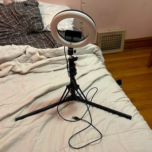 Ring light with phone holder in black